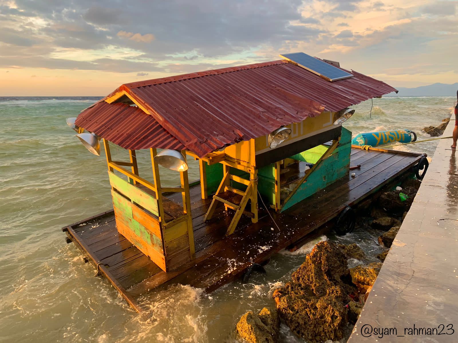 cuaca-buruk-rumpon-hanyut-terdampar-di-pesisir-pantai-reklamasi-sanana