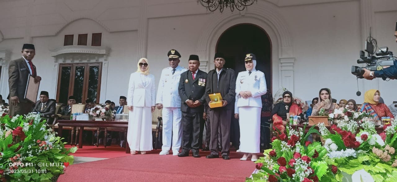 tokoh-pemekaran-kepulauan-sula-dapat-penghargaan-dari-bupati