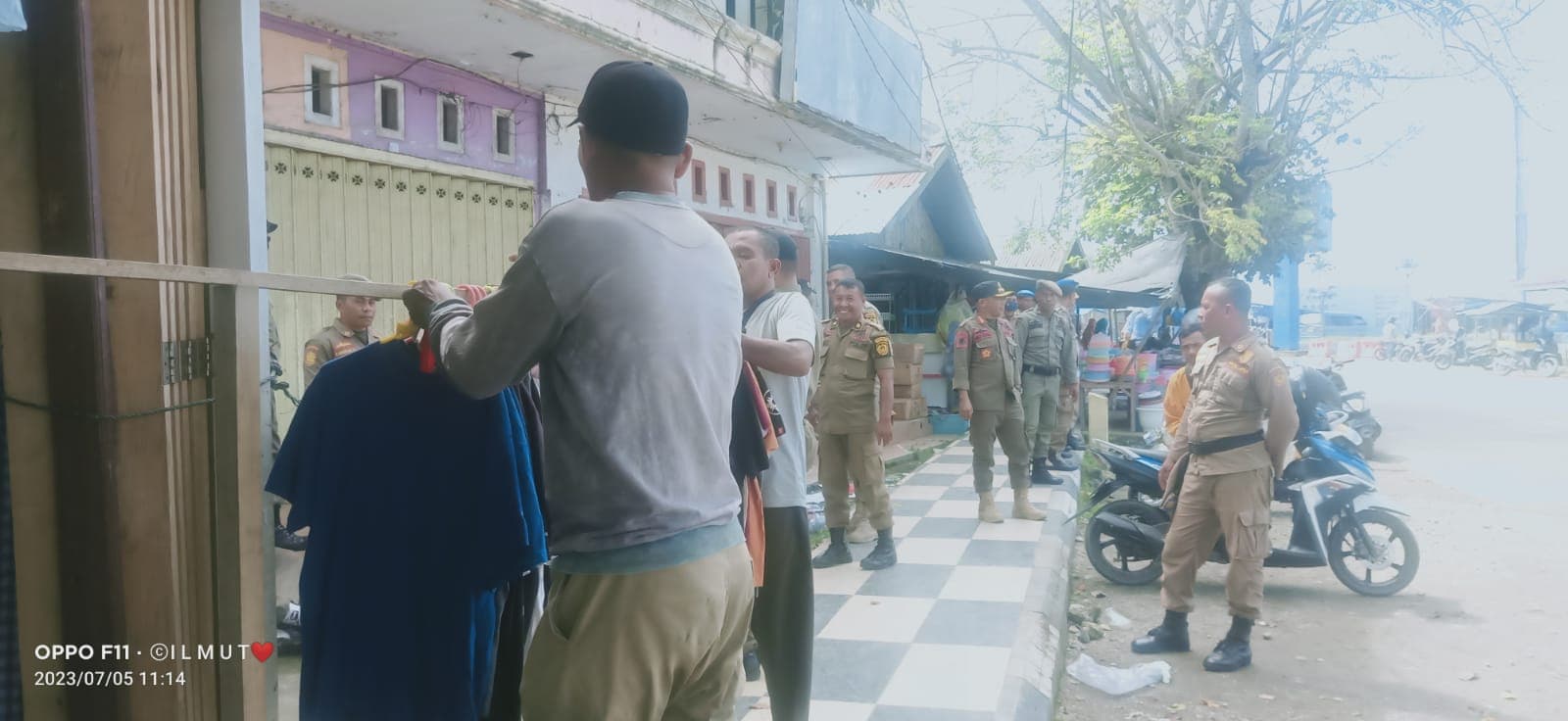tertibkan-pedagang-emperan-satpol-pp-kepulauan-sula-kembalikan-fungsi-trotoar