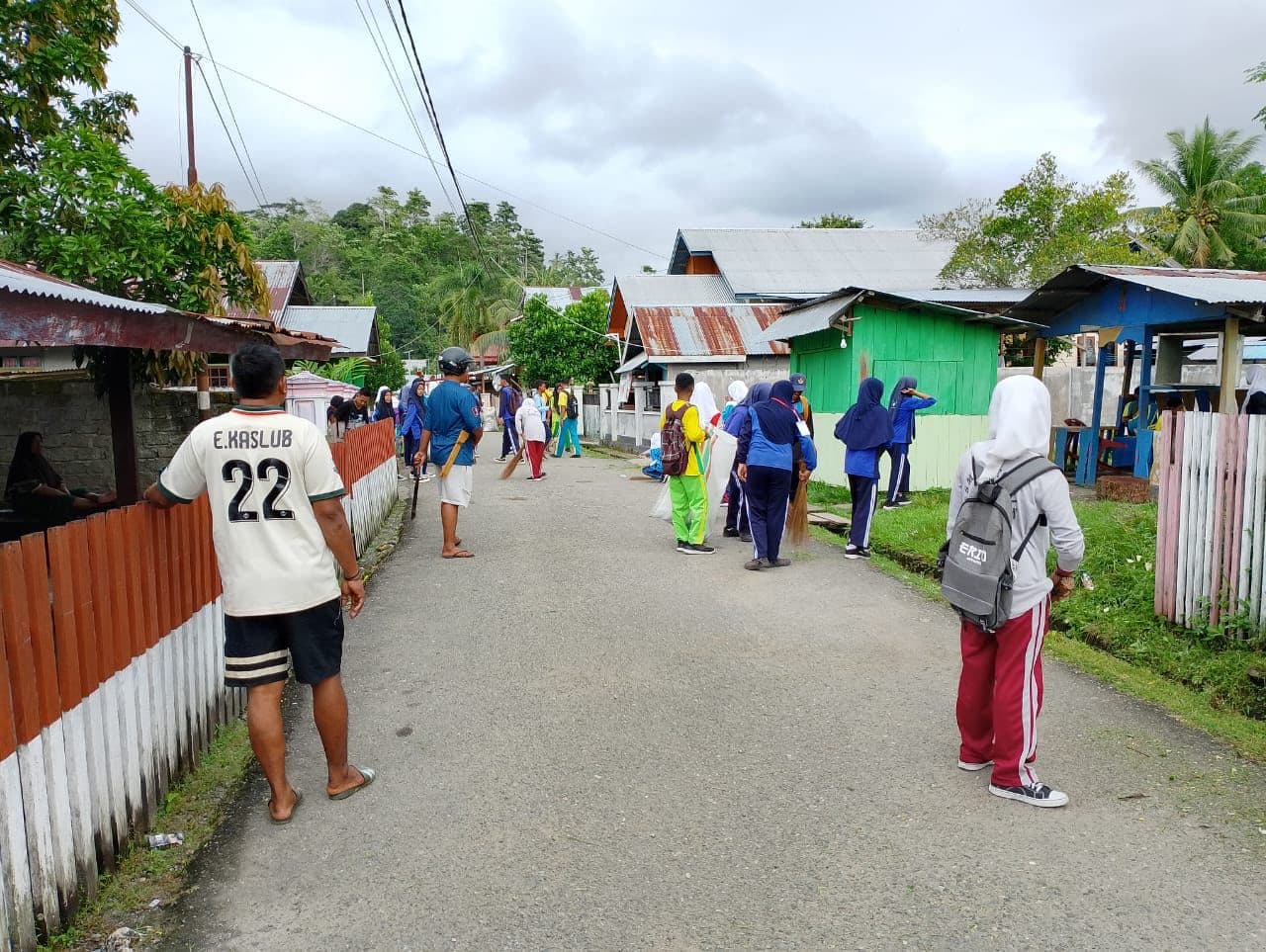 warga-fagudu-komperda-gotong-royong-bersikan-lingkungan-rt-11-12-bersama-siswa-smk-1