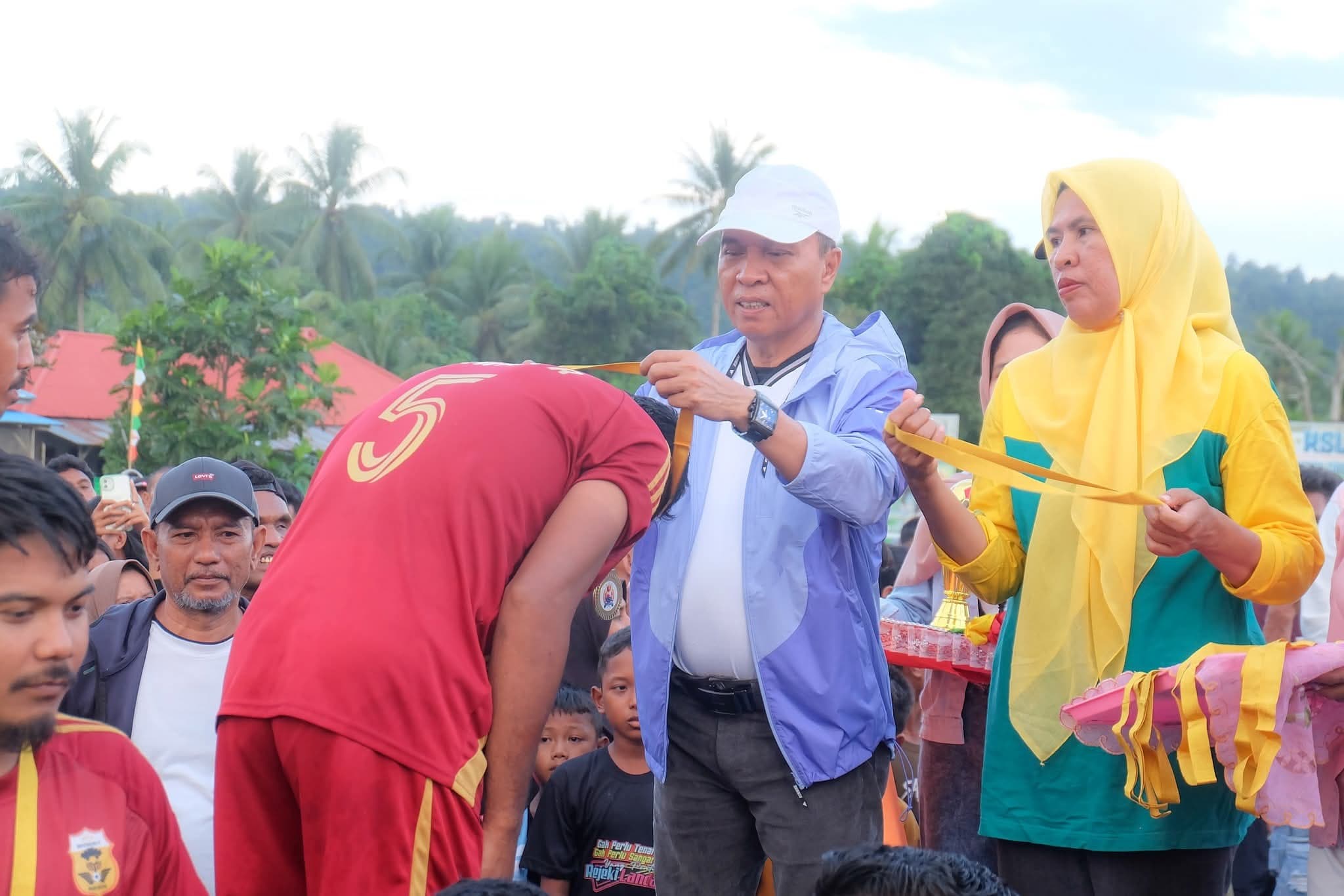 bupati-ikram-malan-sangadji-hadiri-final-dan-penutupan-turnamen-sepak-bola-ksl-fagogoru-cup-2