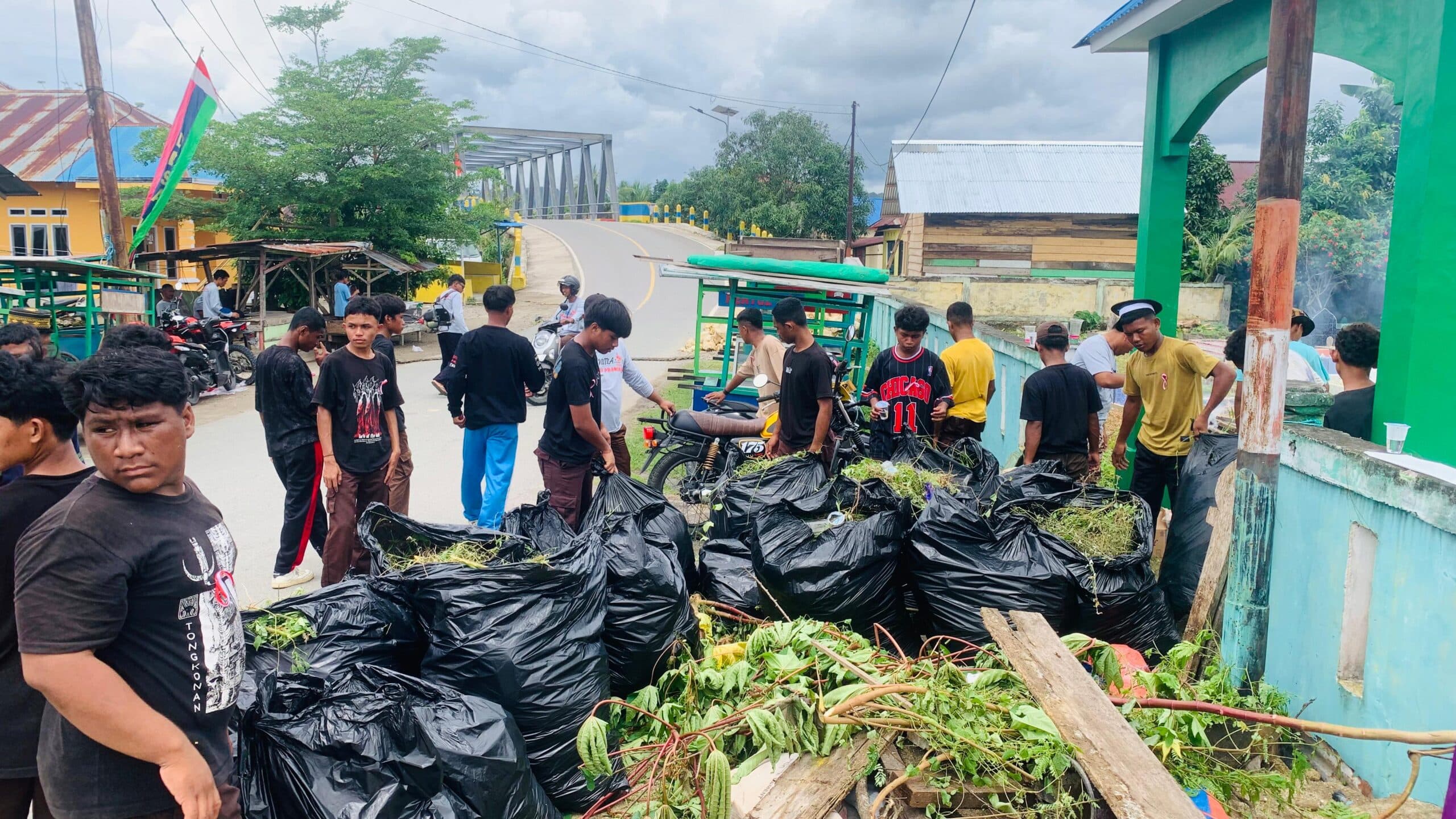 Warga Bumi Perkemahan HUT Pramuka ke-64 Melakukan Baksos di Kota Weda.