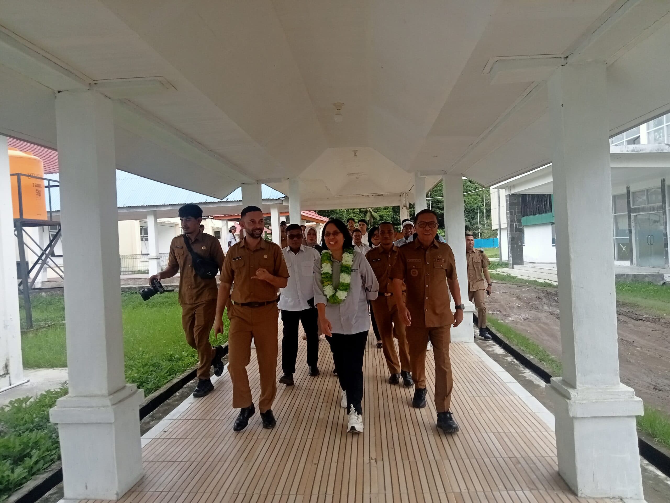 dirjen-kesehatan-dr-maria-endang-sumiwi-komitmen-mendorong-perbaikan-rsud-weda