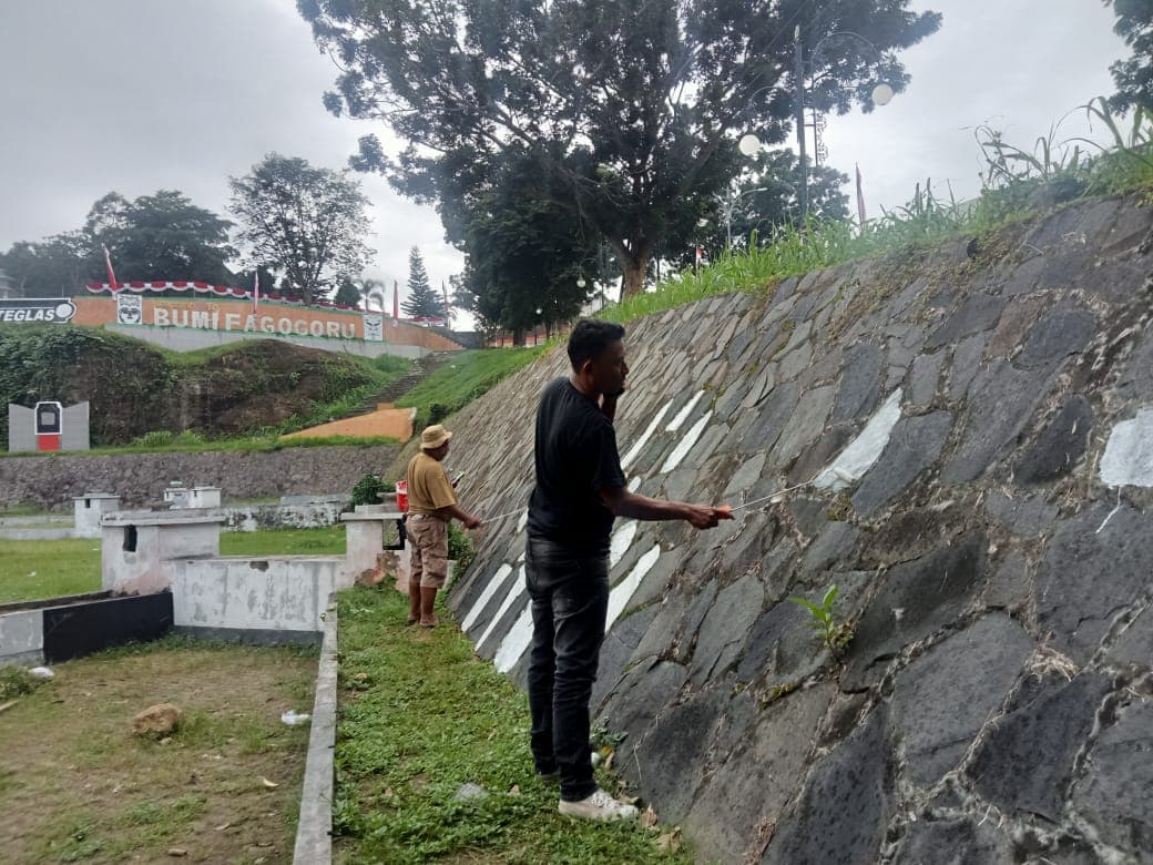 Bagian Umum Setda Halteng Gelar Kerja Bakti Taman Loetegelas, Sambut HUT RI ke-80