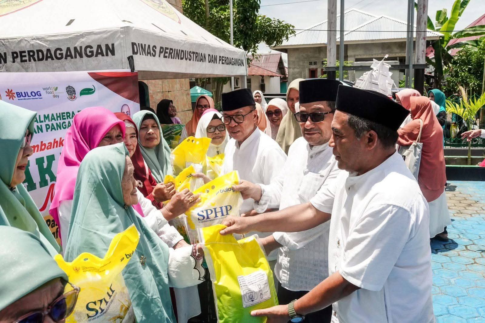pemda-halteng-kembali-salurkan-bantuan-beras-di-masyarakat-halteng