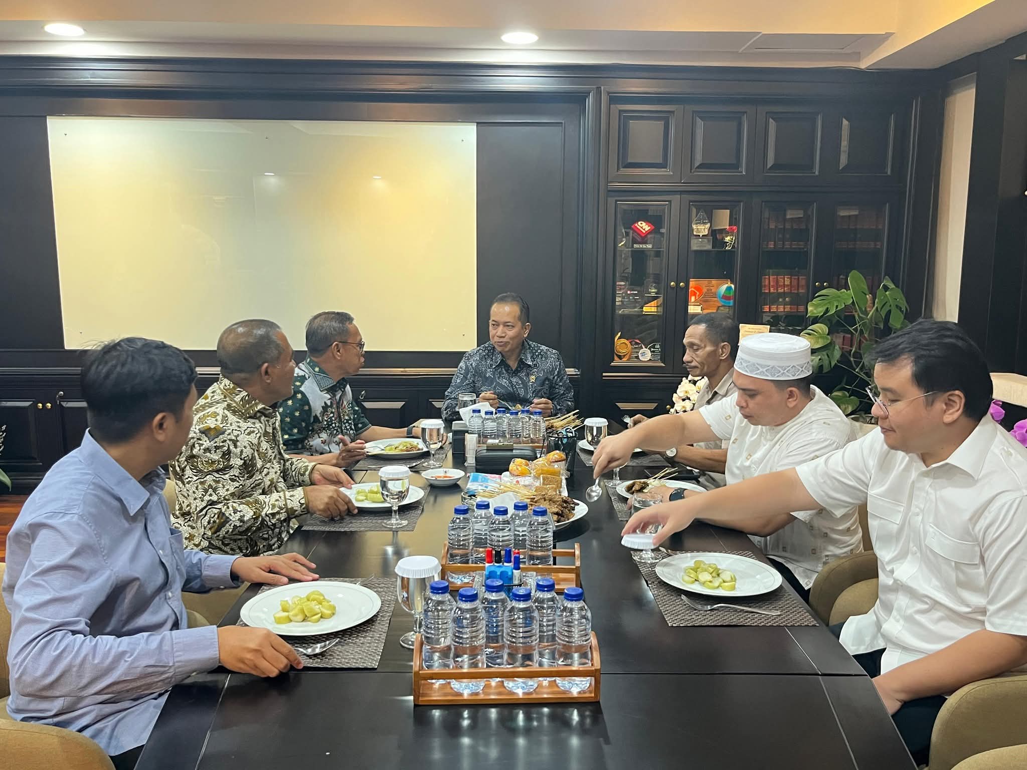 bupati-ikram-malan-sangadji-di-dampingi-wakil-bupati-ahlan-djumadil-pertemuan-dan-silaturahmi-dan-konsultasi-bersama-menteri-koperasi-dan-ukm-di-jakarta