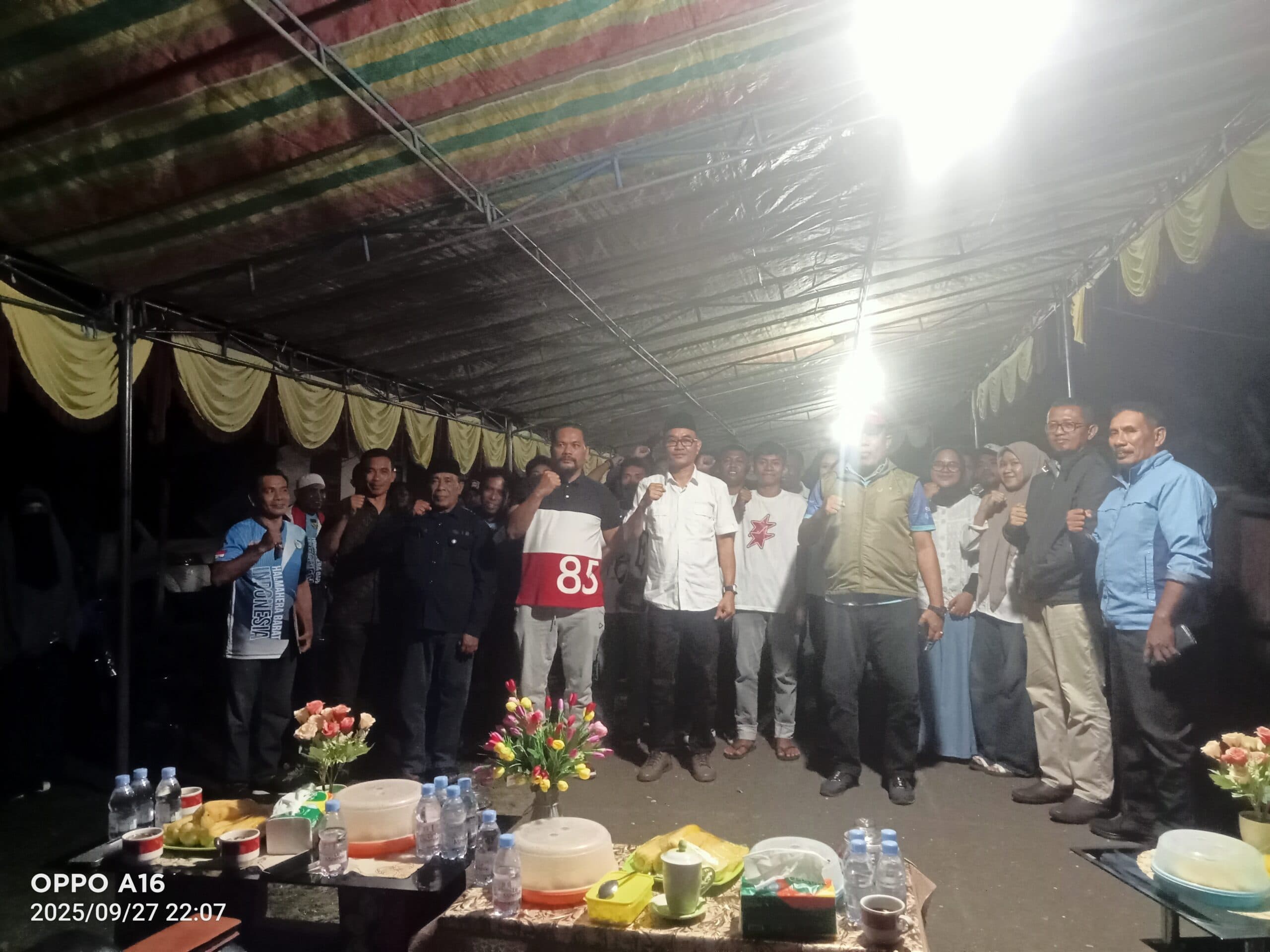 waki-bupati-jufri-muhamad-bersama-anggota-dprd-edi-jauw-menghadiri-pembukaan-pertandingan-domino-di-desa-susupu