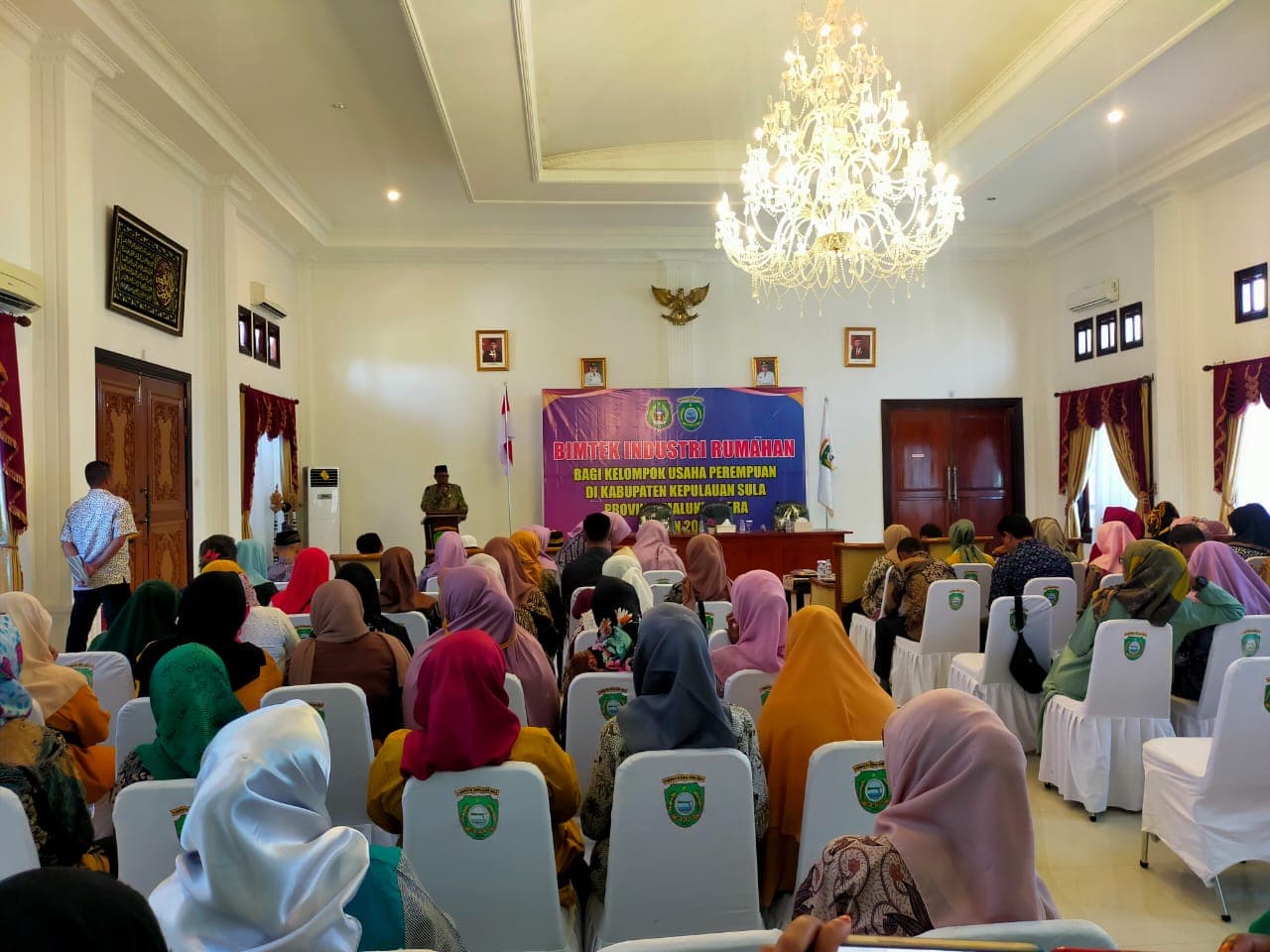 wabup-sula-buka-kegiatan-bimtek-industri-perumahan-bagi-kelompok-usaha-perempuan