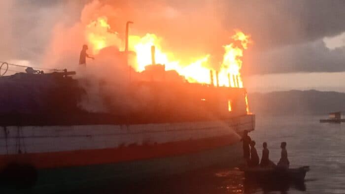 detik-detik-kapal-kayu-angkut-puluhan-ton-kopra-dan-cengkih-di-kepulauan-sula-terbakar