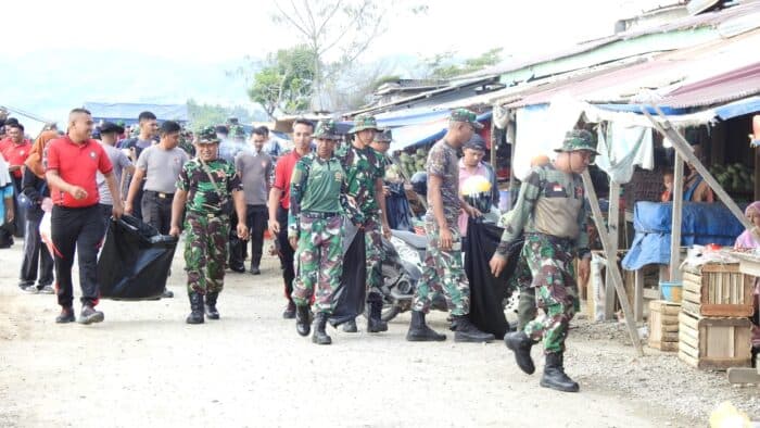 kodim-1510-sula-dan-polri-bersihkan-sampah-di-pasar-basanohi-sanana
