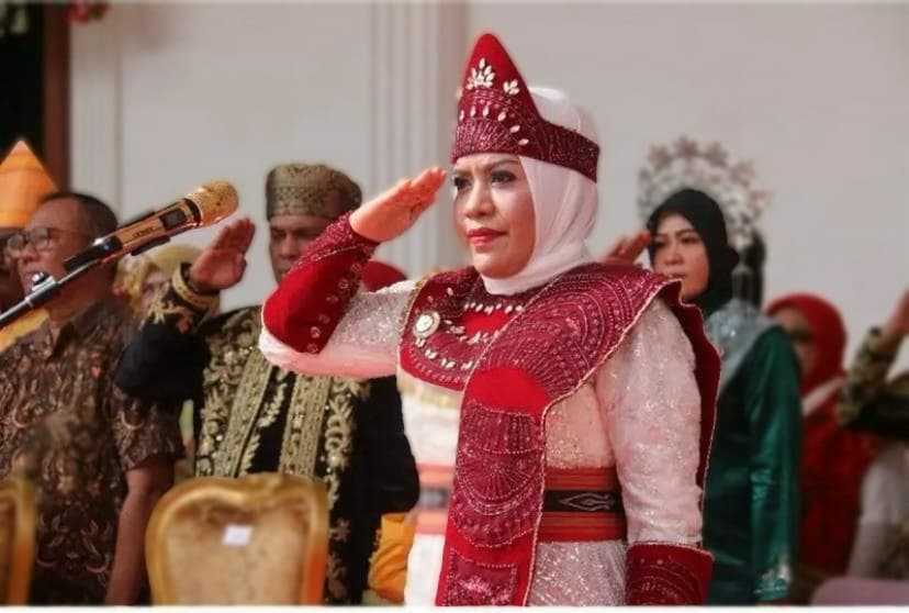 meriah-bupati-fifian-pimpin-upacara-kemerdekaan-ke-80-di-istana-daerah-sula
